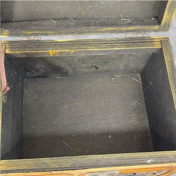 VINTAGE SMALL WOODEN TRUNK -- Woven Panels, Wood/Metal, Hook Latch, Metal Handle - Picture 7 of 9